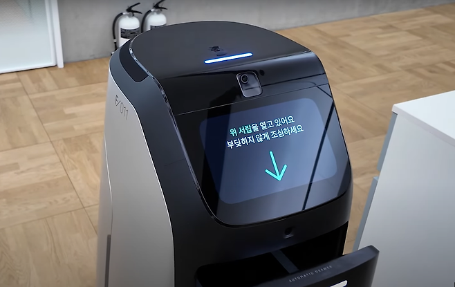 네이버 경기도 성남시 판교사옥 ‘1784’를 누비는 배송 로봇 ‘루키’ [네이버랩스 공식 유튜브 캡처]