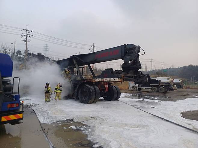 [서산=뉴시스] 지난 16일 오후 5시5분께 충남 서산시 대산읍 대죽리 코오롱인더스트리 대산공장 주변 공터에 주차돼 있던 리치스태커 차량에서 불이 나 소방대원들이 진화에 나서고 있다. (사진=서산소방서 제공) 2025.02.17. photo@newsis.com *재판매 및 DB 금지