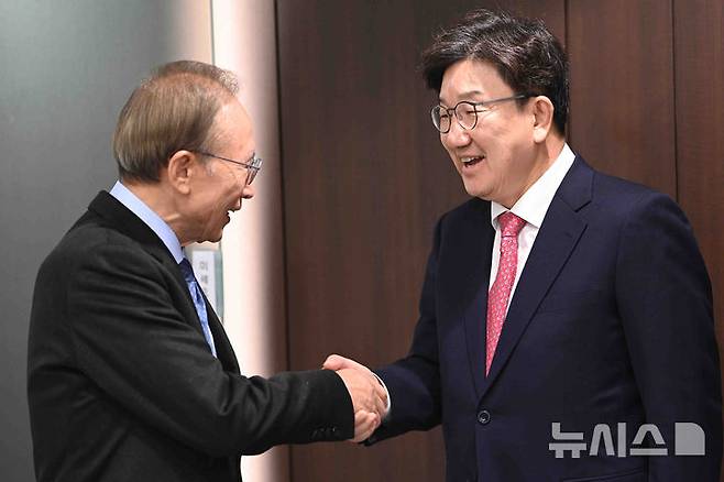 [서울=뉴시스] 김근수 기자 = 권성동 국민의힘 원내대표가 17일 오전 서울 서초구 이명박재단 사무실을 찾아 이명박 전 대통령과 악수하고 있다. (공동취재) 2025.02.17. photo@newsis.com
