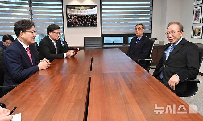 [서울=뉴시스] 김근수 기자 = 권성동 국민의힘 원내대표가 17일 오전 서울 서초구 이명박재단 사무실을 찾아 이명박 전 대통령과 대화를 하고 있다. (공동취재) 2025.02.17. photo@newsis.com