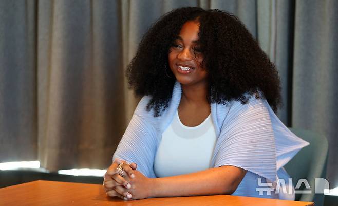 [서울=뉴시스] 김혜진 기자 = 미국 재즈 가수 사마라 조이가 17일 오전 서울 용산구 노보텔 앰버서더에서 뉴시스와 인터뷰를 하고 있다. 2025.02.17. jini@newsis.com