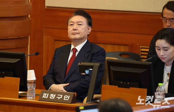 윤석열 대통령이 13일 서울 종로구 헌법재판소에서 열리는 탄핵심판 8차 변론에 출석하고 있다. 사진공동취재단