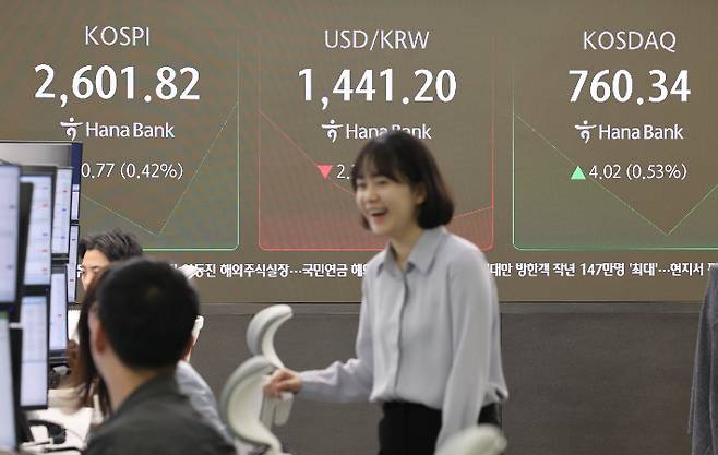 서울 중구 하나은행 딜링룸 현황판에 코스피·코스닥 지수가 표시되고 있다. 연합뉴스