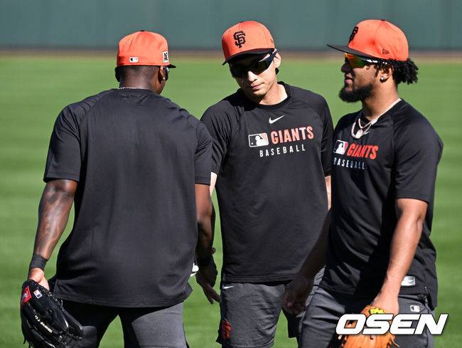 [OSEN=애리조나(미국), 이대선 기자] 16일(한국시간) 미국 애리조나주 스코츠데일 스타디움에서 2025 메이저리그 샌프란시스코 자이언츠의 스프링캠프가 진행됐다.샌프란시스코는 오는 23일 텍사스 레인저스와의 시범경기를 시작으로 2025시즌 준비에 돌입한다. 8개월 가량 재활을 마친 이정후는 이제 메이저리그 데뷔 2년차 시즌을 준비한다. 샌프란시스코 자이언츠 이정후가 캐치볼을 마치고 마르코 루시아노와 악수를 나누고 있다. 2025.02.15 / sunday@osen.co.kr
