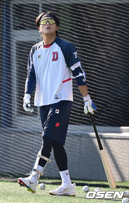 [OSEN=이천, 김성락 기자] 6일 오후 경기 이천시 두산베어스파크에서 프로야구 구단 두산베어스의 마무리 캠프 훈련이 진행됐다. 이날 훈련에는 오재원의 강압, 수면제 대리 처방으로 사회봉사 80시간 제재를 받은 두산 베어스 소속 김민혁(외야수), 김인태(외야수), 박계범(내야수), 박지훈(내야수), 안승한(포수), 이승진(투수), 장승현(투수), 제환유(투수) 8명이 훈련에 참여했다.두산 김대한이 훈련을 하고 있다. 2024.11.06 / ksl0919@osen.co.kr