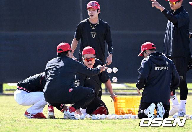 [OSEN=어바인(미국), 이대선 기자] 11일(한국시간) 미국 캘리포니아주 어바인 그레이트파크 베이스볼 컴플렉스에서 KIA 타이거즈의 1차 스프링캠프가 진행됐다.KIA 선수단은 오는 18일 미국에서 출발해 19일 인천으로 입국한 뒤 20일에 일본 오키나와로 건너가 21일부터 3월 4일까지 킨 구장에서 본격적인 실전을 치른다.KIA 최형우가 동료들과 공을 정리하고 있다. 2025.02.11 / sunday@osen.co.kr