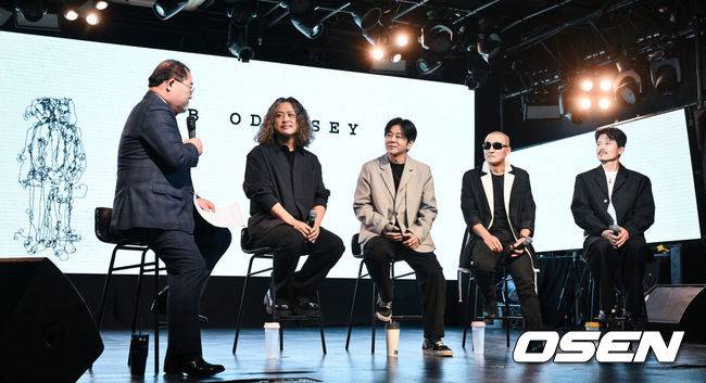 [OSEN=조은정 기자]밴드 YB가 새 EP '오디세이'(Odyssey) 발매 기념 기자간담회를 17일 서울 마포구 홍대 롤링홀에서 가졌다.YB의 새 EP '오디세이'는 험난한 경험을 통해 성장하며 자아를 찾아 나가는 과정을 담고 있다. '리벨리온'을 포함해 타이틀곡 '오어키드'(Orchid)와 수록곡 '스톰본'(StormBorn), '엔드 앤드 엔드'(End And End) 등 총 6트랙이 담긴다.음악평론가 임진모와 YB가 간담회를 하고 있다. 025.02.17 /cej@osen.co.kr