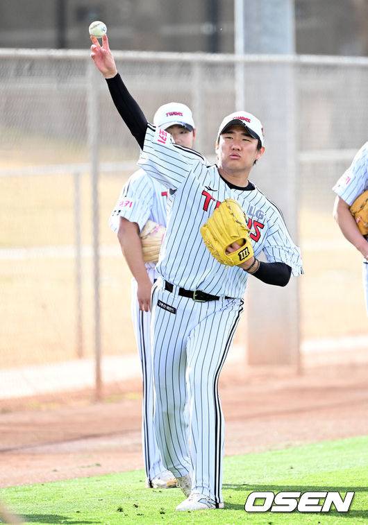[OSEN=애리조나(미국), 이대선 기자] 14일(한국시간) 미국 애리조나주 스코츠데일 인디언스쿨 파크 베이스볼필드에서 LG 트윈스의 1차 스프링캠프가 진행됐다.미국 스프링캠프를 마친 LG는 오는 2월 24일 일본 오키나와에서 2차 스프링캠프를 펼칠 예정이다.LG 김영준이 훈련을 하고 있다. 2025.02.14 / sunday@osen.co.kr