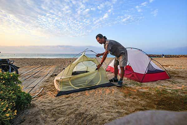 스페인의 지중해 해변에서의 야영. 지중해는 공통적으로 자전거 여행자에게 너그러워서 야영이 어렵지 않았다.