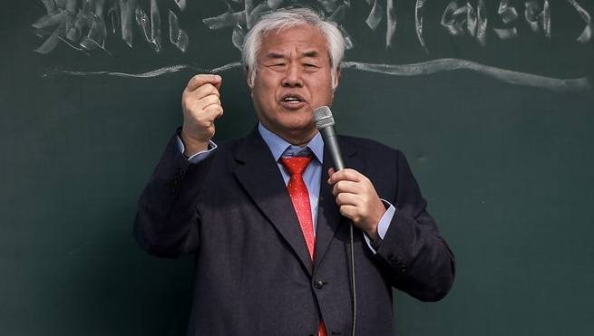 전광훈 사랑제일교회 목사가 16일 서울 종로구 세종대로에서 열린 광화문 전국 주일 연합예배에서 발언하고 있다. 뉴시스