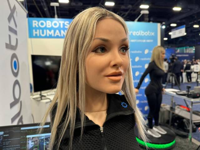 올해 1월 미국 라스베이거스에서 열린 세계 최대 가전·IT 박람회 CES 2025에서 미 로봇 기업 리얼보틱스가 인간과 대화는 물론 사람의 키와 피부 등 외모까지 비슷한 휴머노이드 로봇 '아리아'(Aria)를 전시하고 있다./연합뉴스