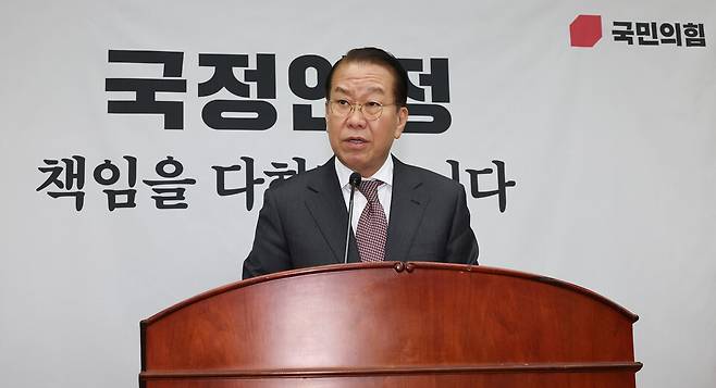 권영세 국민의힘 비상대책위원장이 1월16일 국회에서 열린 비상의원총회에서 발언하고 있다. ⓒ연합뉴스