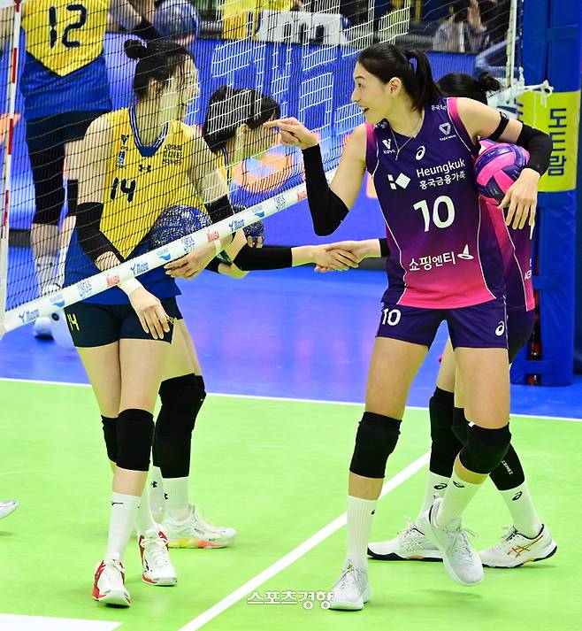 흥굯생명 김연경과 현대건설 양효진. KOVO 제공