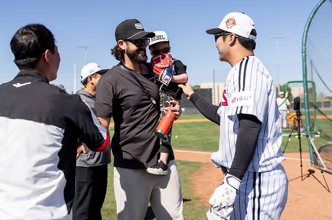 ▲ 전 LG 케이시 켈리는 선수단을 놀라게 하고 싶은 마음에 선수들에게는 일절 비밀로 하고 훈련장을 방문했다.ⓒLG 트윈스