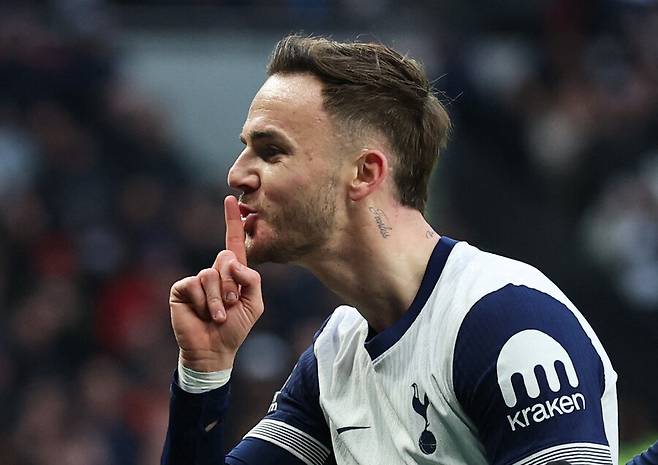 ▲ 토트넘 홋스퍼 부주장 제임스 매디슨이 맨체스터 유나이티드전에서 결승골을 넣고 다트 세리머니와 함께 쉿 동작을 취했다. 맨유 전설 로이 킨의 비판에 대한 대답이었던 셈이다. ⓒ연합뉴스/REUTERS/EPA