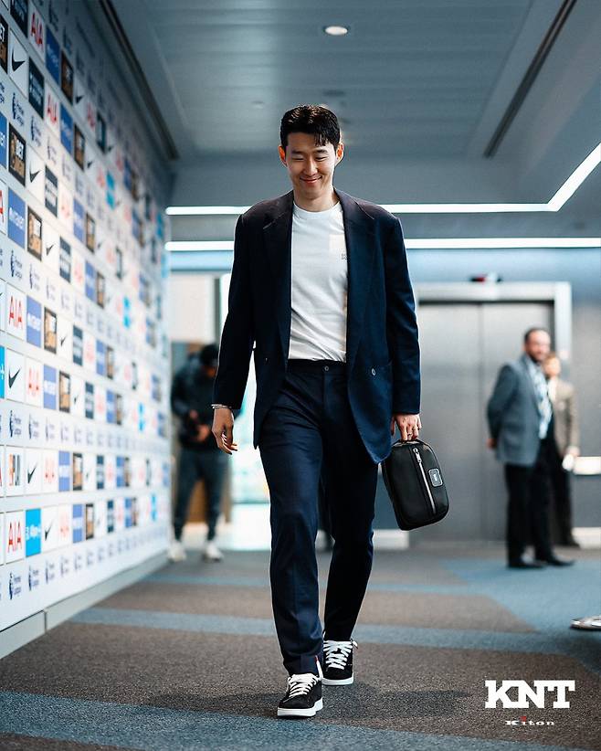 손흥민이 17일 오전 1시 30분(한국시간) 영국 런던의 토트넘 홋스퍼 스타디움에서 열린 2024~2025시즌 잉글랜드 프리미어리그(EPL) 25라운드 경기를 위해 토트넘 홋스퍼 스타디움에 도착했다. /사진=토트넘 홋스퍼 공식 사회관계망서비스(SNS)