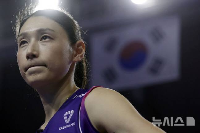 흥국생명 김연경이 16일 화성실내체육관에서 열린 IBK기업은행전 승리 후 진행된 은퇴 관련 이벤트에서 관중들을 바라보고 있다. /사진=뉴시스