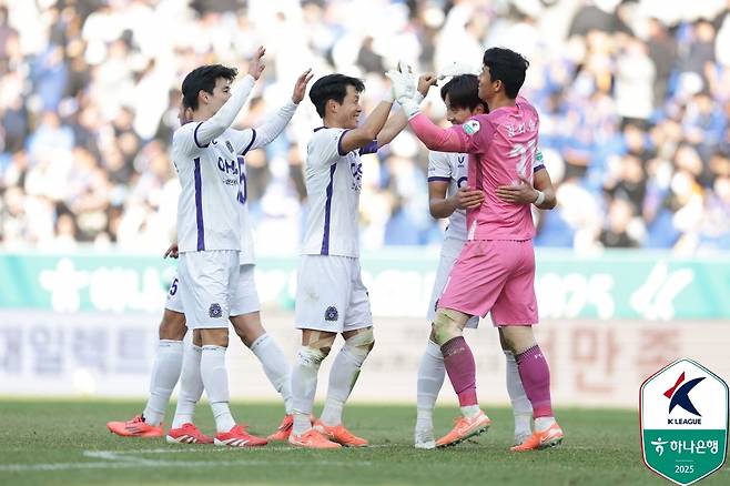 경기가 끝난 뒤 FC안양 선수들과 함께 기뻐하는 이창용(왼쪽에서 두 번째). /사진=한국프로축구연맹 제공