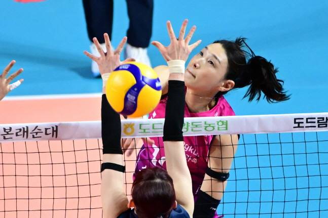 김연경이 IBK기업은행전에서 블로킹 벽을 뚫어내는 강스파이크를 날리고 있다. /사진=KOVO 제공