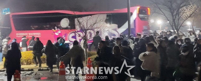 김연경이 몸을 실은 흥국생명 구단 버스가 떠나가자 이를 따라가고 있는 팬들. /사진=안호근 기자