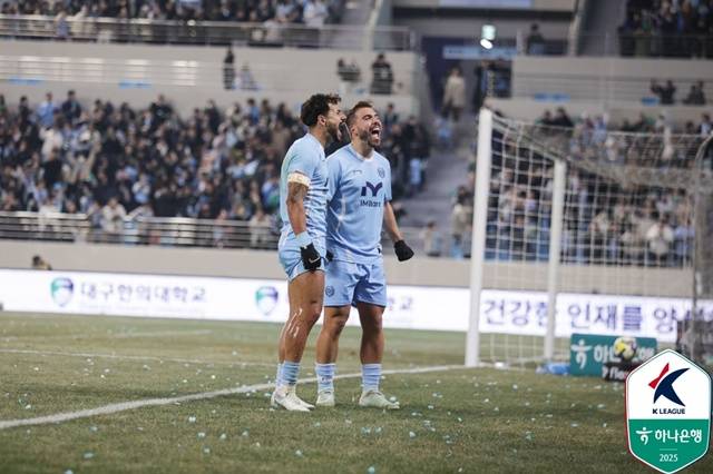 세리머니하는 세징야(왼쪽). /사진=한국프로축구연맹 제공