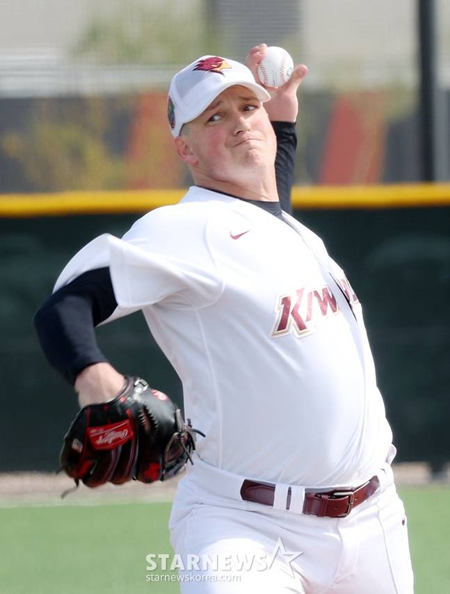 키움 히어로즈 선수단이 14일 미국 애리조나주 메사 애슬레틱 그라운드에서 스프링캠프를 진행했다. 자체 청백전에서 백팀 선발 로젠버그가 역투하고 있다. /사진=김진경 대기자