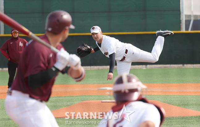 키움 히어로즈 선수단이 14일 미국 애리조나주 메사 애슬레틱 그라운드에서 스프링캠프를 진행했다. 자체 청백전에서 백팀 선발 로젠버그가 역투하고 있다. /사진=김진경 대기자