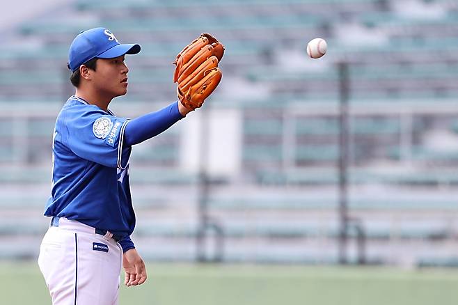삼성 라이온즈 좌완 이승현이 16일 일본 오키나와현 나하시 셀룰러 스타디움에서 열린 요미우리 자이언츠와의 연습경기에 선발 등판해 1⅔이닝 4실점을 기록했다. 삼성 라이온즈