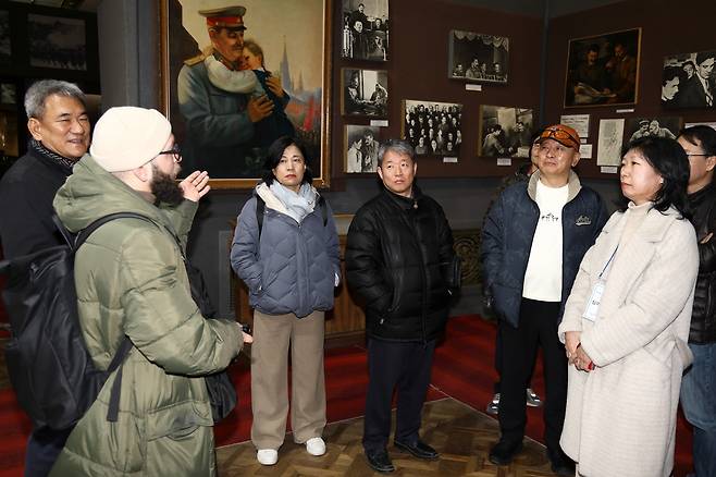 스탈린 박물관서 이야기 듣는 러시아·CIS한인회총연합회 관계자들 (고리[조지아]=연합뉴스) 성도현 기자 = 현덕수 러시아·CIS한인회총연합회장(맨 왼쪽) 등이 16일(현지시간) 구소련 지도자 스탈린의 고향인 조지아 고리를 방문해 스탈린 박물관을 둘러보고 있다. 2025.2.17 raphael@yna.co.kr