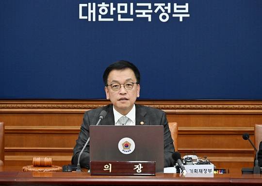 사진설명>최상목 대통령 권한대행 겸 경제부총리가 18일 오전 서울 종로구 정부서울청사에서 열린 '제7회 국무회의'를 주재하고 있다.(사진제공=기획재정부)