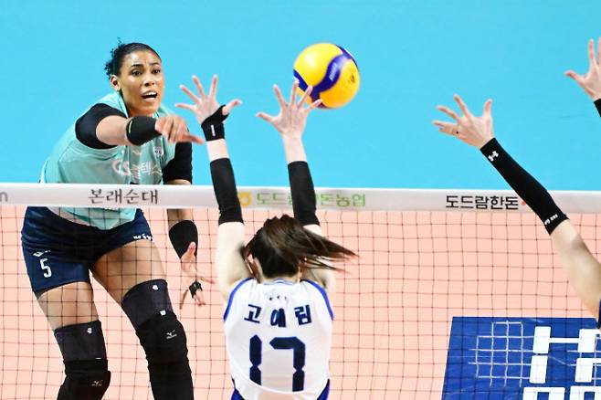 GS칼텍스의 지젤 실바가 현대건설과 경기에서 강스파이크를 때리고 있다. 사진=KOVO