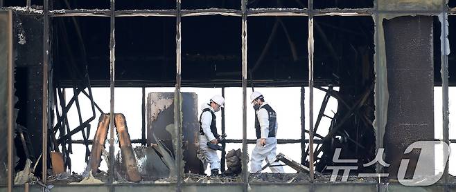 16일 부산 기장군 반얀트리 호텔 신축 공사장 화재 현장에서 경찰과 과학수사대 화재감식팀, 소방 당국, 국립과학수사연구원, 국립재난안전원 등 관계자들이 합동 감식을 준비하고 있다. 지난 14일 오전 이곳에서 발생한 화재로 작업자 6명이 목숨을 잃었다. 2025.2.16/뉴스1 ⓒ News1 윤일지 기자