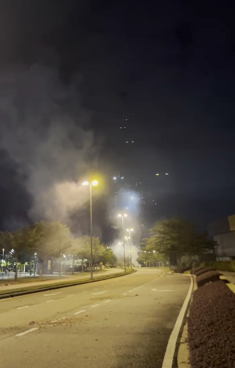 폭죽이 터지는 포항 숙소 앞. 사진 | 포항