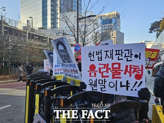 윤석열 대통령 지지자들이 18일 문형배 헌법재판소장 권한대행 거주지로 알려진 아파트에 몰려가 시위를 벌였다. /이다빈 기자