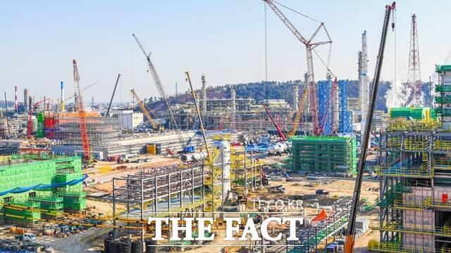 에쓰오일의 초대형 석유화학설비 건설 공정인 '샤힌 프로젝트'가 절반을 넘어 본궤도에 접어들면서 국내 석유화학 기업들이 긴장하고 있다. 에쓰오일 샤힌프로젝트 공사현장. /에쓰오일