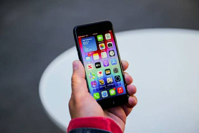 사진은 2022년 출시된 아이폰SE 3의 모습 (사진=씨넷)