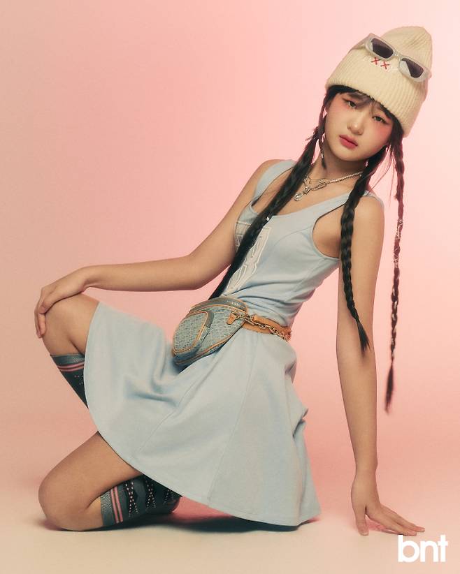 모자는 돌키, 슈즈는 야세, 백은 에르슈에르, 네크리스는 디어브릴, 아이웨어는 긱타 제품.