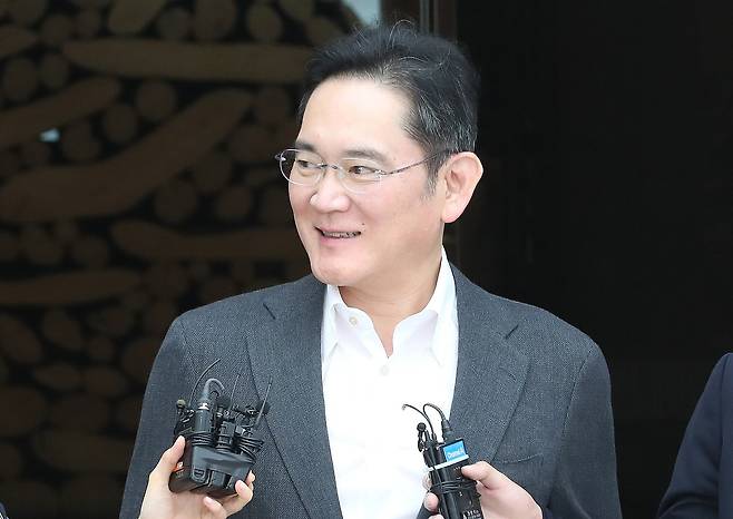 이재용 삼성전자 회장이 아시아 최고 갑부로 꼽히는 무케시 암바니 인도 릴라이언스그룹 회장 막내아들 결혼식 참석을 마치고 지난해 7월 14일 오후 서울 강서구 서울김포비즈니스항공센터를 통해 귀국하고 있다. /뉴스1