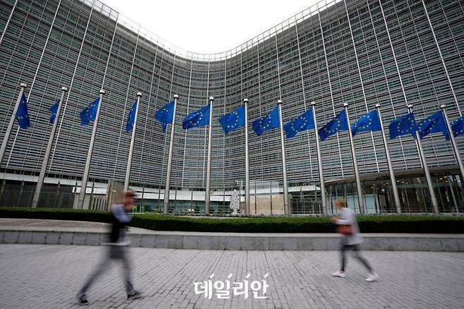 유럽연합(EU) 깃발들이 바람에 휘날리고 있는 브뤼셀의 EU 본부.ⓒ뉴시스