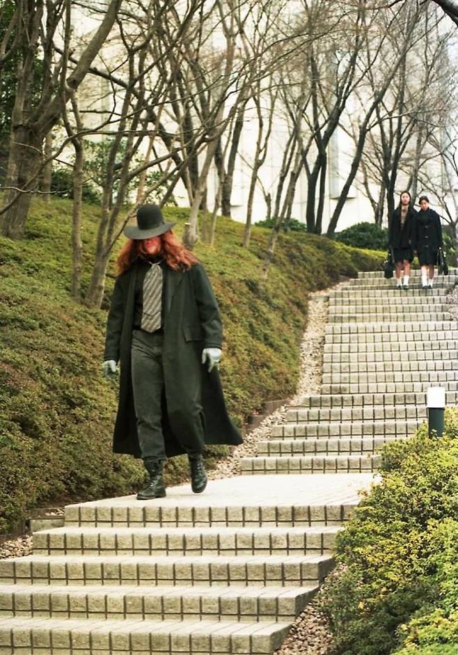 1994년, 일본의 한 공원을 걷는 언더테이커