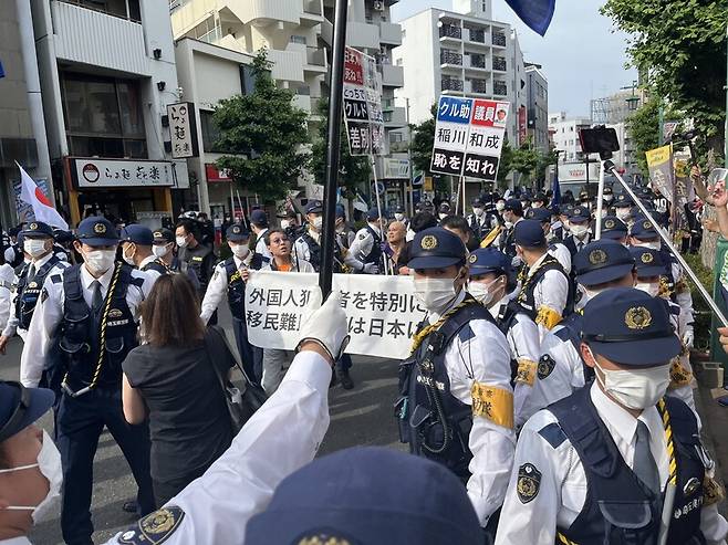 지난해 9월 일본 사이타마현 와라비역 인근에서 일부 극우 인종차별주의자들이 이 지역에 거주하는 재일 쿠르드인들을 상대로 혐오 시위를 벌이고 있다. 일본 저널리스트 야스다 고이치 제공