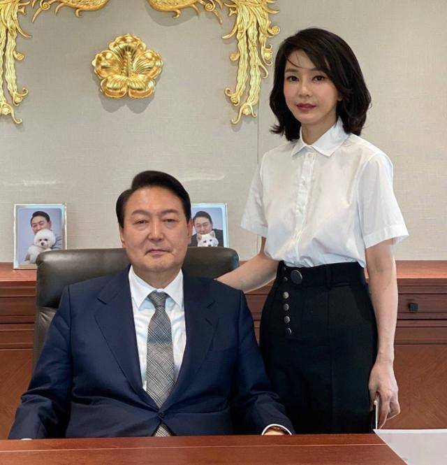 윤석열 대통령과 배우자 김건희 여사가 2022년 5월 27일 서울 용산 대통령실 청사 대통령 집무실에서 기념촬영을 하고 있다. 뉴시스
