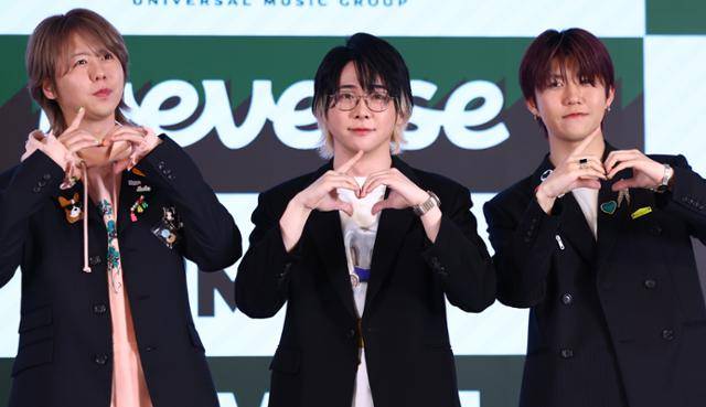 일본 밴드 미세스 그린 애플의 와카이 히로토(왼쪽부터), 오모리 모토키, 후지사와 료카가 16일 서울 중구 노보텔 앰배서더 서울 동대문에서 열린 내한 공연 개최 기념 기자간담회에서 포즈를 취하고 있다. 뉴시스