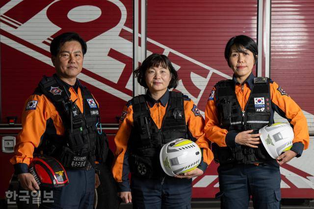 제주항공 여객기 참사 당시 현장 수습에 사력을 다한 조양현(왼쪽부터) 전남소방본부 119특수구조대장, 임미란 전남소방본부 조정관, 조희주 전남 함평소방서 구급대원. 장흥=박시몬 기자