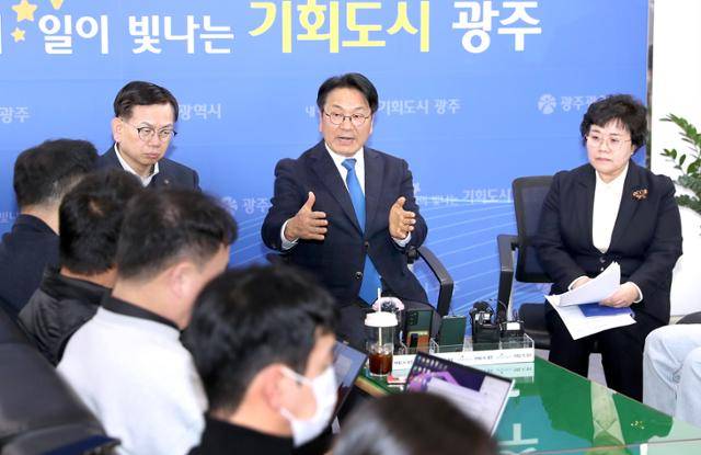 강기정 광주광역시장이 18일 오후 광주시청 기자실에서 제주항공 여객기 참사로 직격탄을 맞은 지역 관광업계를 돕기 위해 국토교통부에 광주공항 국제선 여객기 임시 취항 허가를 건의하겠다고 했다. 그러나 강 시장은 국토교통부의 국제선 임시 운영 불허에 따른 후속 대책에 대해선 뚜렷한 입장을 내놓지 않았다. 광주광역시 제공