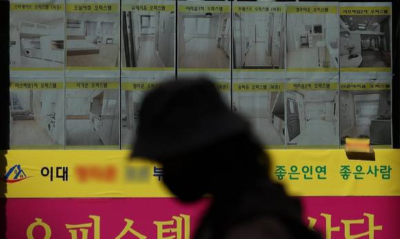 서울의 한 부동산중개업소에 오피스텔 전월세 정보가 붙어 있다. [사진=연합뉴스]