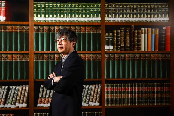 김진수 교수는 유전자가위 분야의 세계적 석학이면서 연구 분야를 바탕으로 3개의 기업을 세운 연쇄 창업가다. 김현동 기자