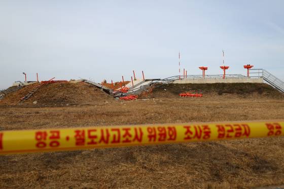 무안 제주항공 여객기 참사 희생자 합동 추모식이 열린 지난달 18일 전남 무안국제공항 사고 현장에 파손된 로컬라이저 둔덕이 방치되어 있다. [대통령실사진기자단=중앙일보 김현동 기자]