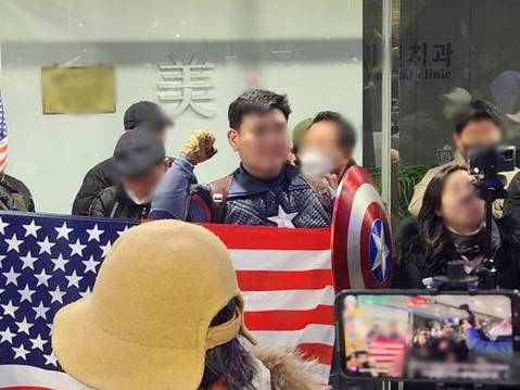 10일 서울시 중구 국가인권위원회 회의 전 마블 캐릭터 복장의 '캡틴 아메리카' 남성이 시위하고 있다. 이 남성은 14일 중국대사관에 난입을 시도하다가 체포되기도 했다. /연합뉴스
