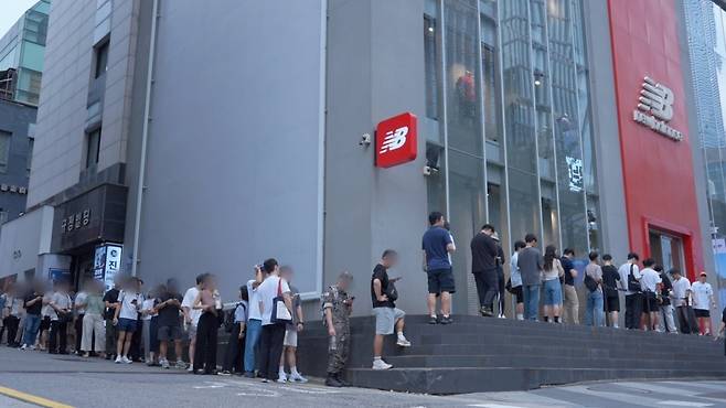 이랜드 뉴발란스 강남점에서 한정 상품을 구매하기 위해 대기중인 고객들. 사진=이랜드월드 제공